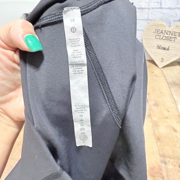 Lululemon Wunder Train High-Rise Crop 23"
Black (First Release) size 18 - Picture 7 of 11